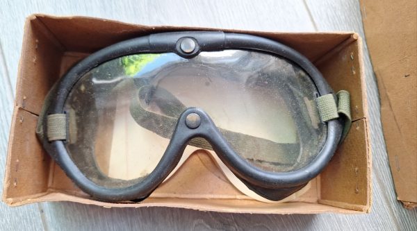WW2 US M-1944 Polaroid Flying Goggles Type B-8 - Image 2