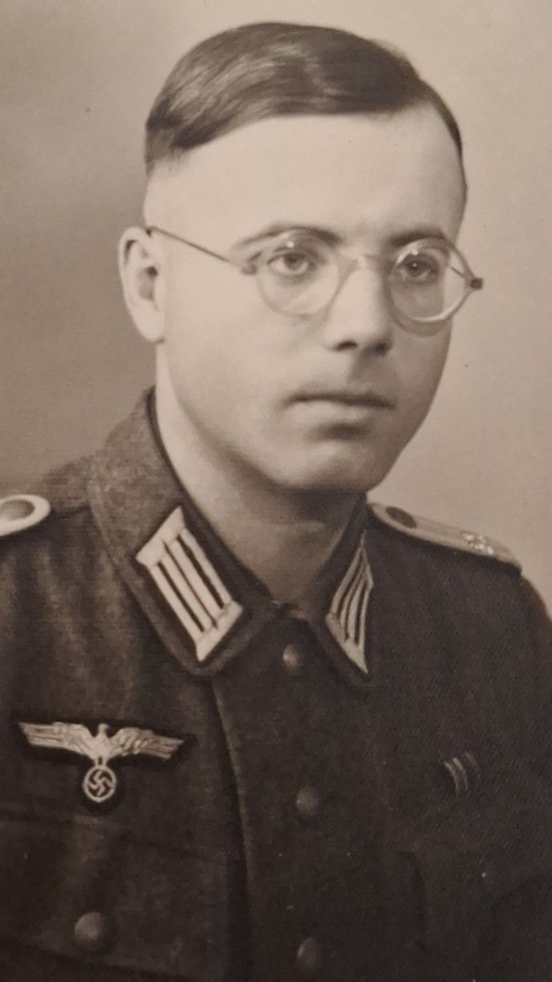 WW2 Pass Photo Wehrmacht Soldier - Image 2